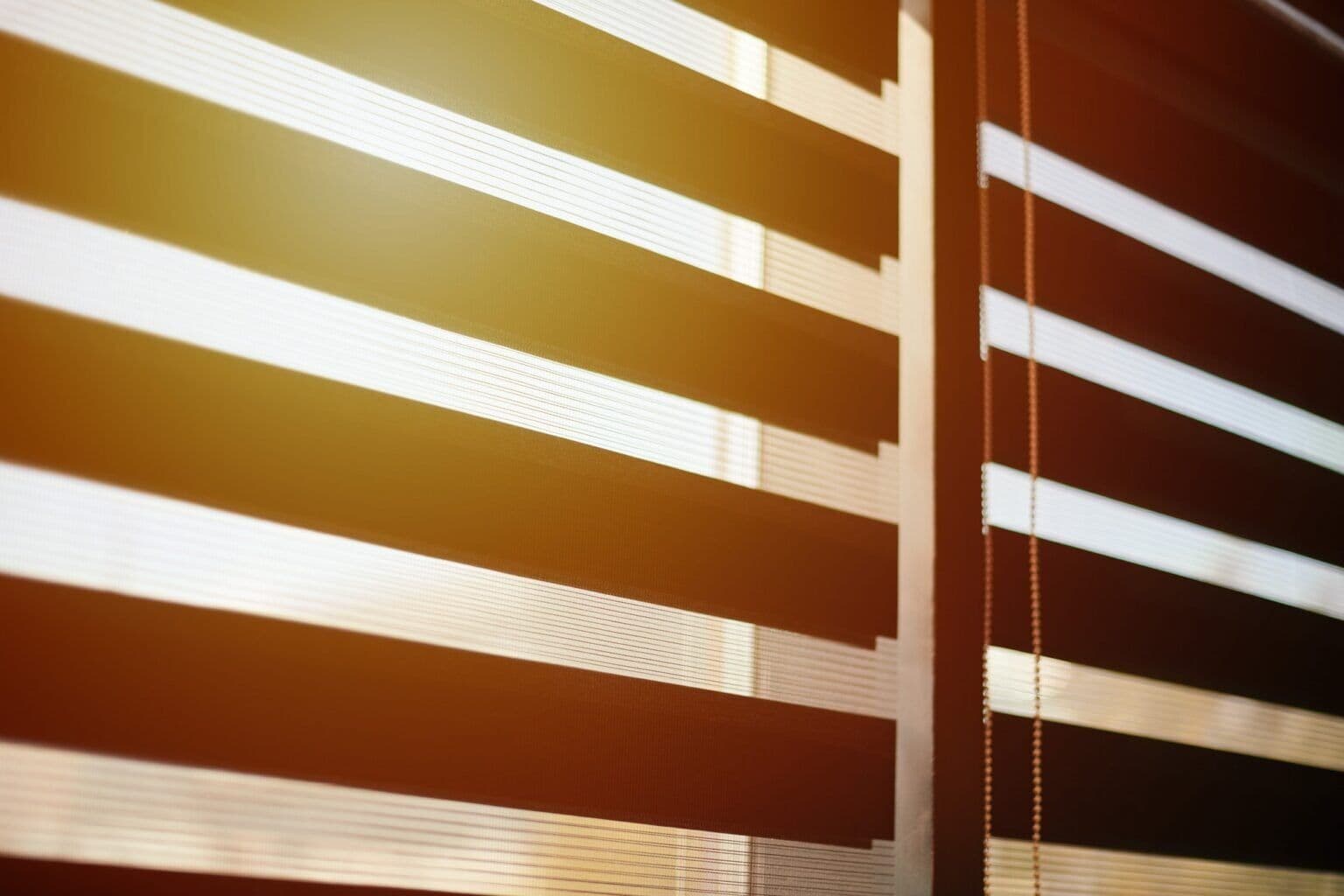 Luz do sol através de persiana de tecido em escritório